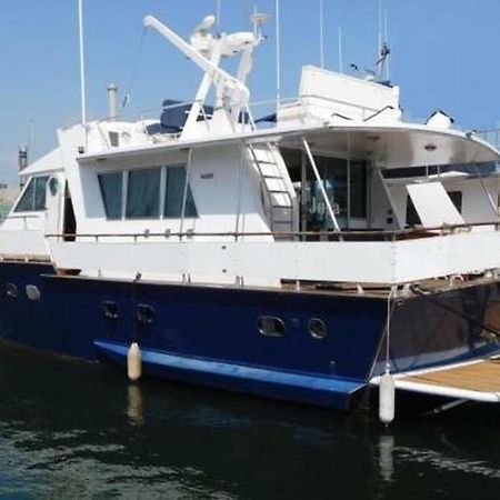 ホテル Your Own Private Yacht サン・アドリア・デ・ベソス エクステリア 写真