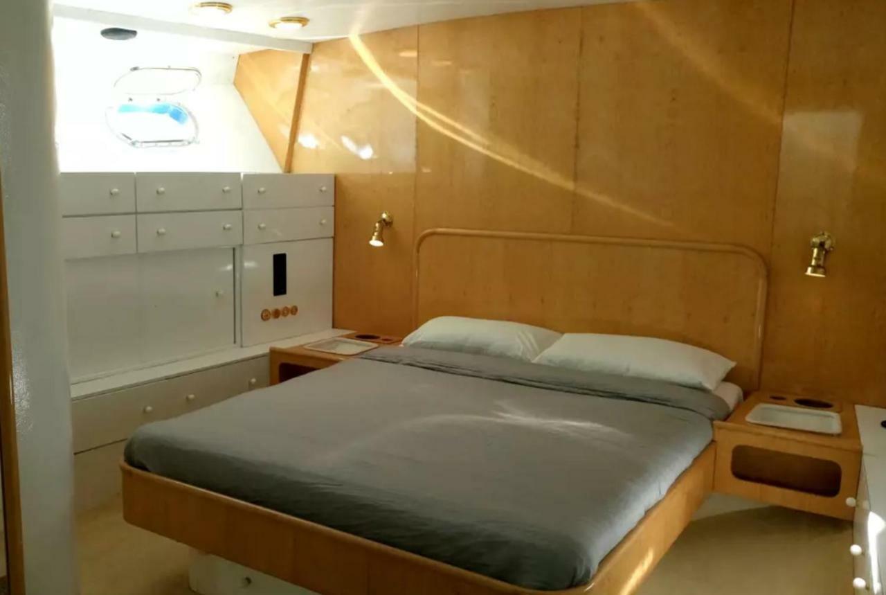 ホテル Your Own Private Yacht サン・アドリア・デ・ベソス エクステリア 写真