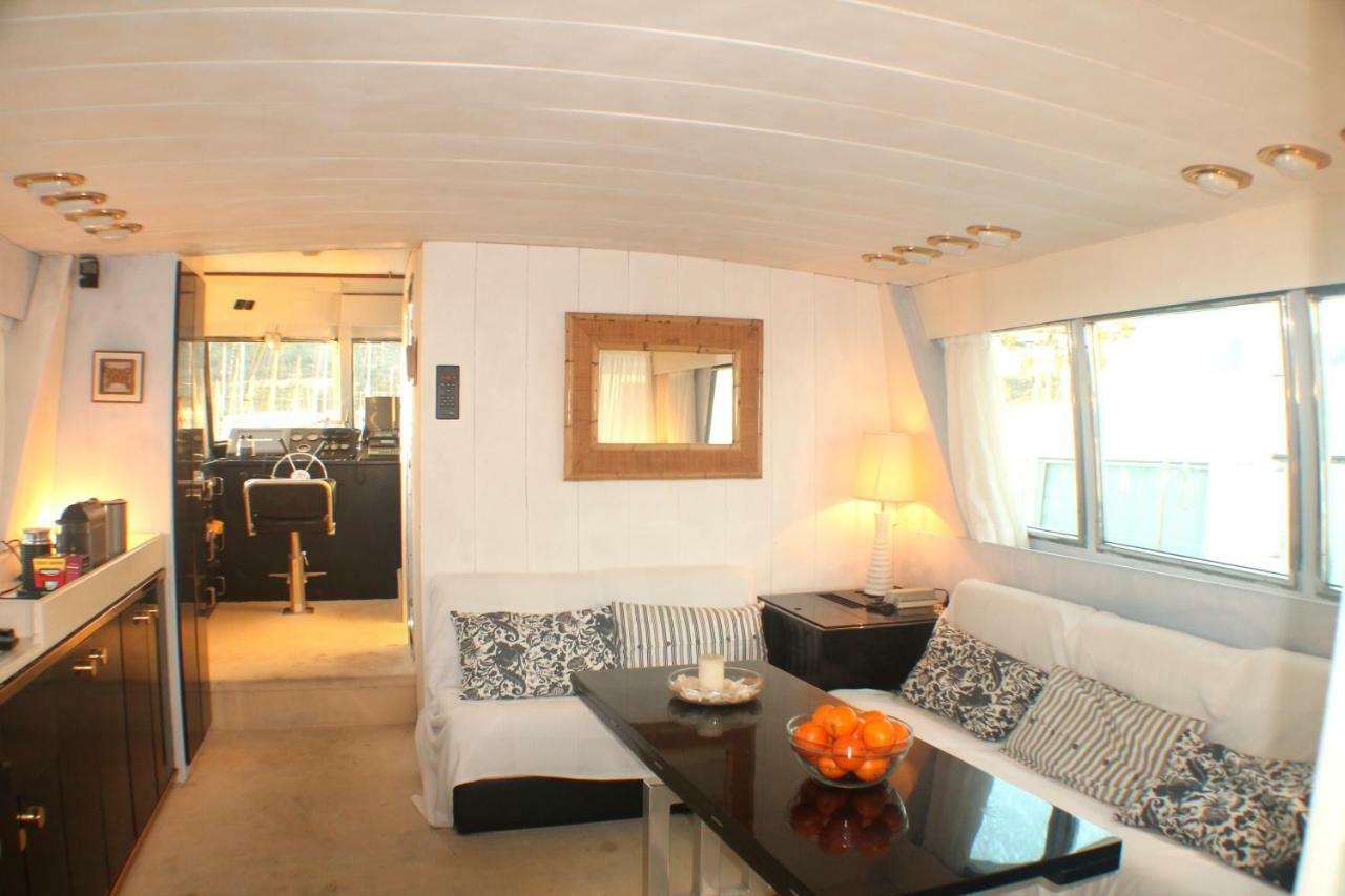 ホテル Your Own Private Yacht サン・アドリア・デ・ベソス エクステリア 写真