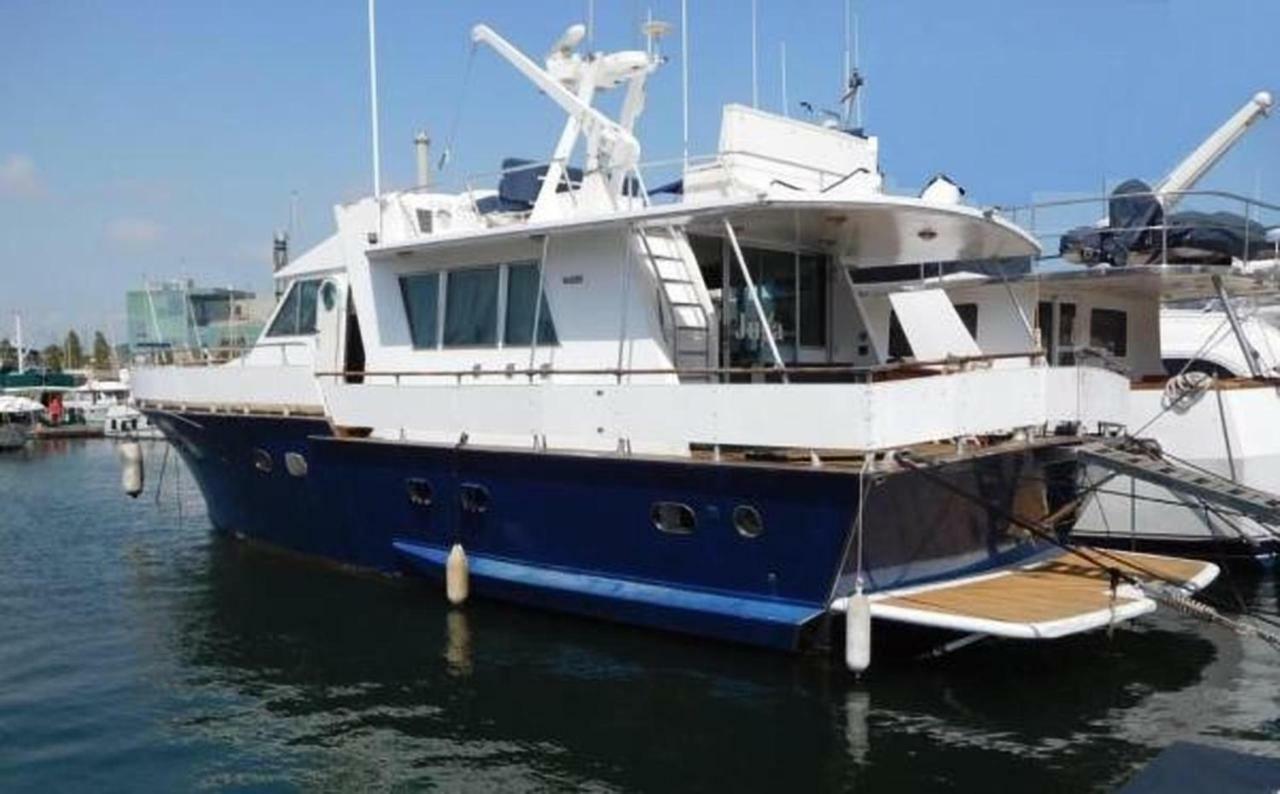 ホテル Your Own Private Yacht サン・アドリア・デ・ベソス エクステリア 写真