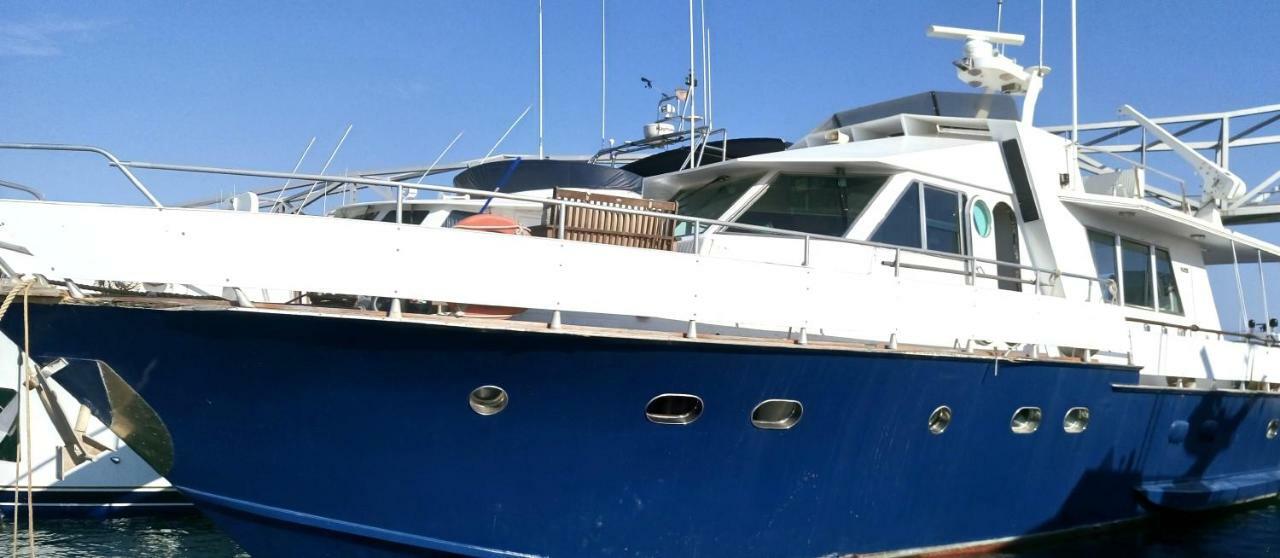 ホテル Your Own Private Yacht サン・アドリア・デ・ベソス エクステリア 写真