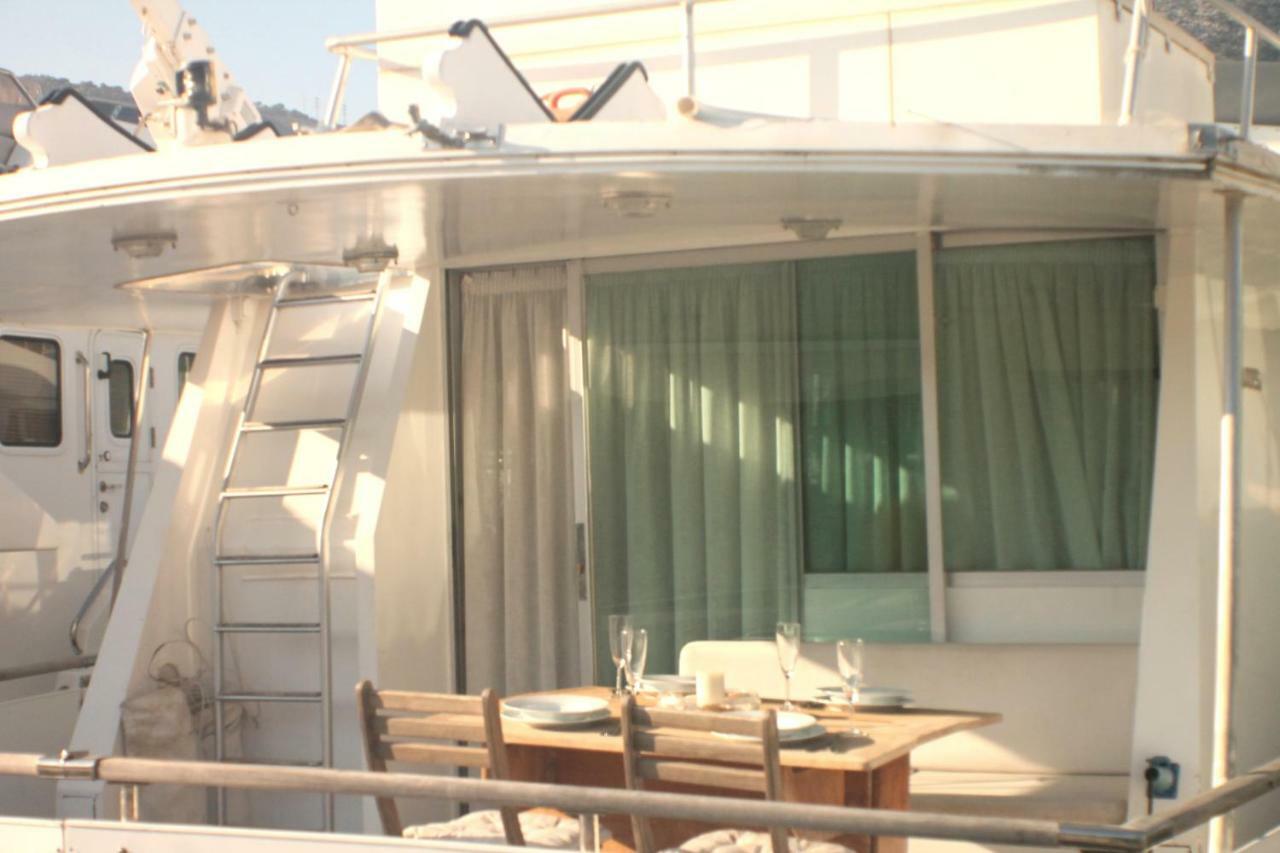 ホテル Your Own Private Yacht サン・アドリア・デ・ベソス エクステリア 写真